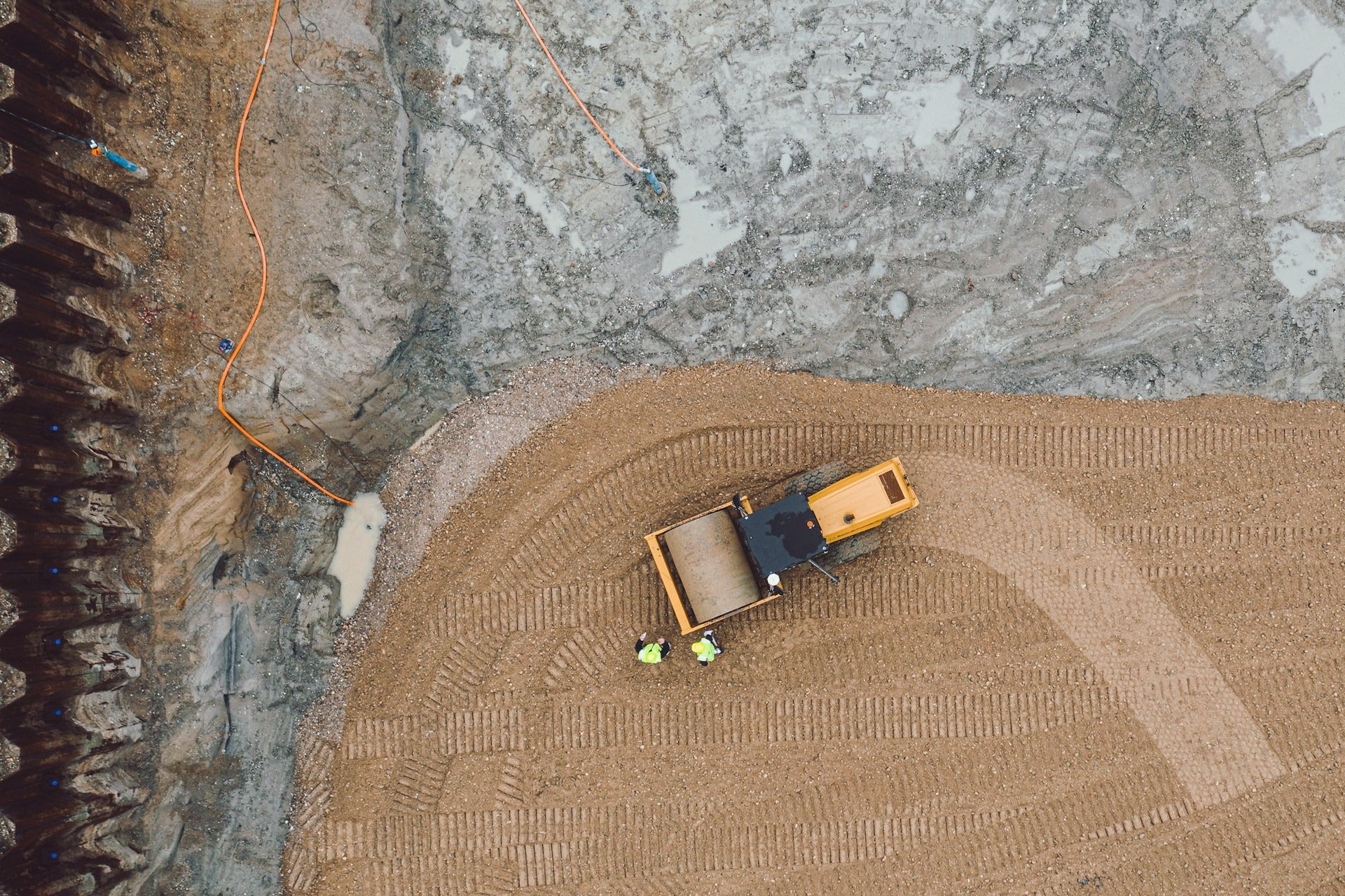 Aerial view of a construction site with workers and machinery, representing Site Connected’s transparency and clear communication in every project.
